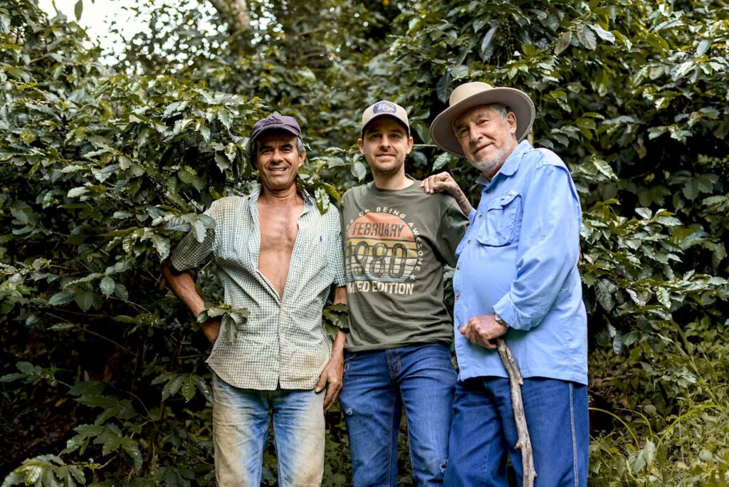 edro, Miguel y Don Alberto en la Finca Cafetera Hatillo Coffee: Piedra Larga, donde la pasión por el café florece entre exuberantes cultivos