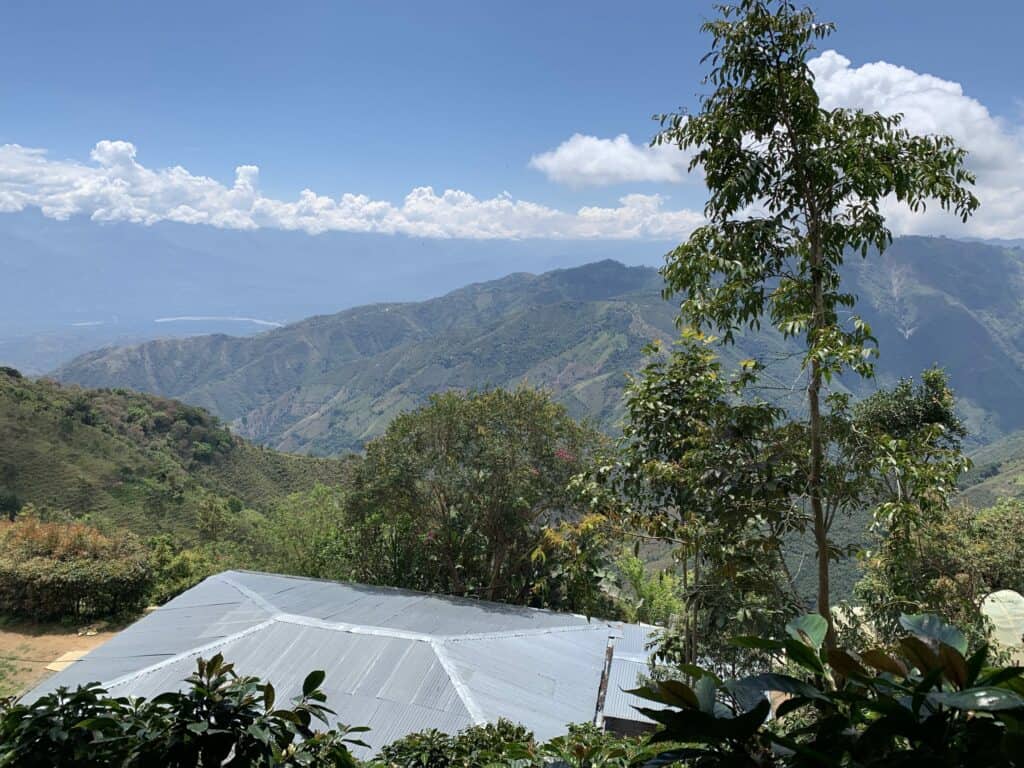 Vista panorámica desde el techo de la Finca La Divisa con las imponentes montañas y el río Cauca en el fondo