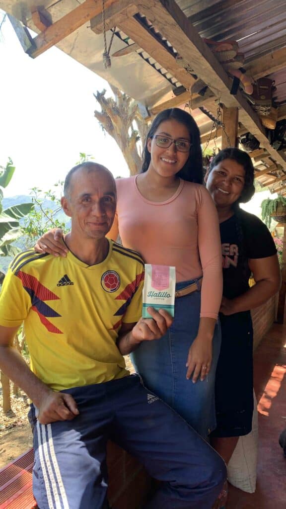 La familia de Gabriel en la Finca La Divisa, unida en la pasión por el café y el trabajo en equipo