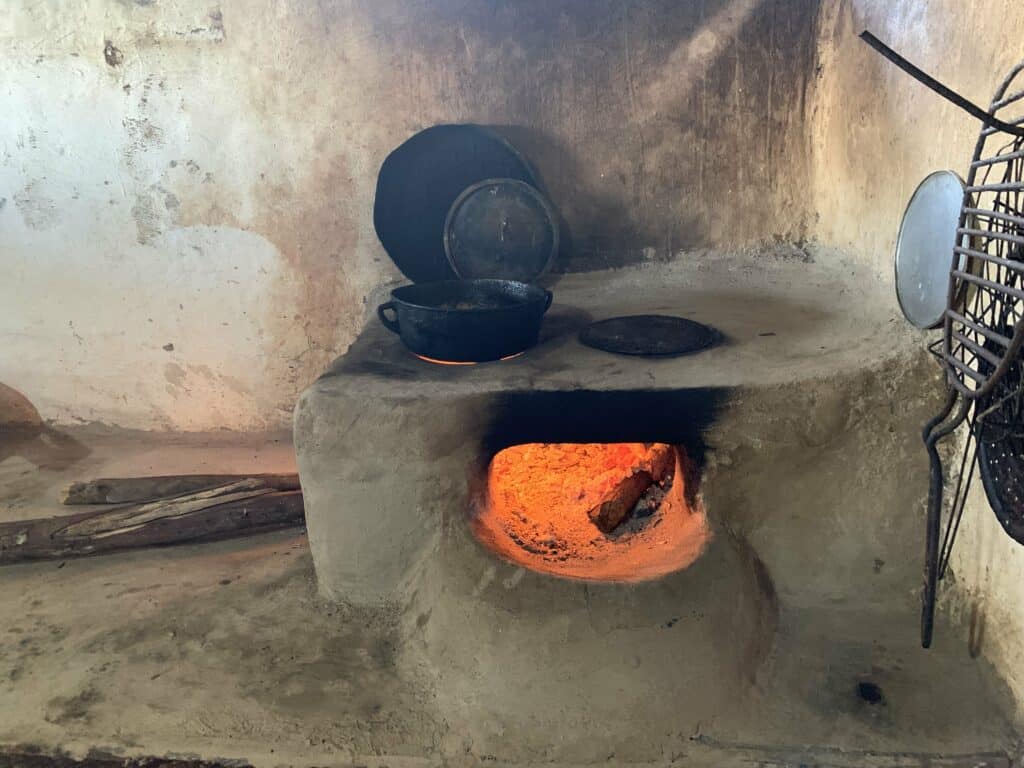 Fogón de leña tradicional en la Finca La Divisa, donde arde un cálido fuego artesanal